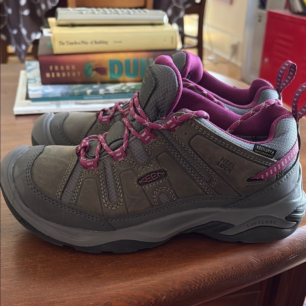 Keen Athletic Shoes Gray and Pink with Durable Design

Worn once, too small